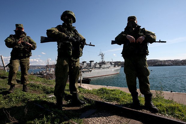 Российские военные без опознавательных знаков в Севастополе в марте 2014 года
