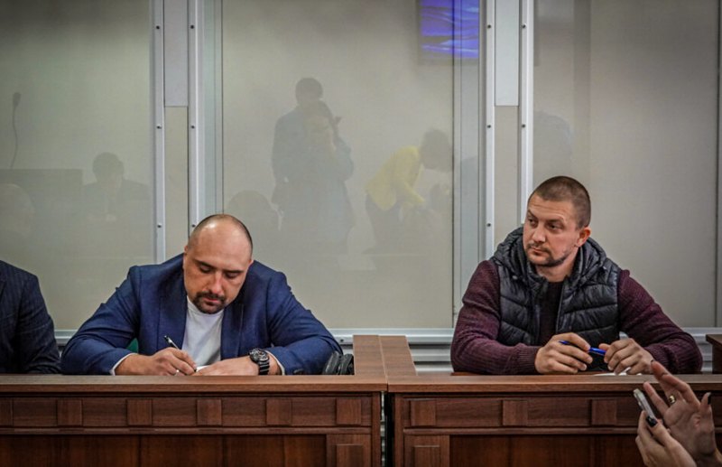 Сергій Тамтура (ліворуч) і Олександр Маринченко у Святошинському райсуді Києва 18 травня 2022 року
