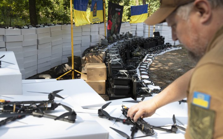 Громада Києва передала бійцям 5 штурмової бригади велику партію дронів