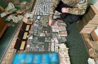На Київщині викрили подружжя, яке займалося контрабандою старовинних монет 