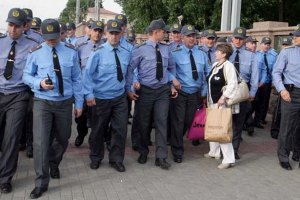 ​Парламент Беларуси приравнял "молчание и стояние" к акции протеста