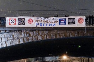 ​Возле Кремля повесили "экстремистский" баннер с логотипом "Единой России"