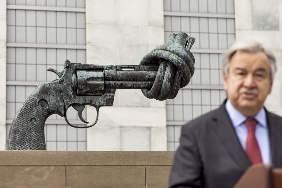 Генсек ООН Антоніу Гутерреш виступив із закликом до припинення вогню між Росією та Україною поряд із бронзовою скульптурою під назвою «Зав’язаний пістолет» біля штаб-квартири ООН у Нью-Йорку, 19 квітня 2022 р.