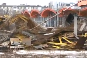 В центре Сум рухнул строящийся торговый центр