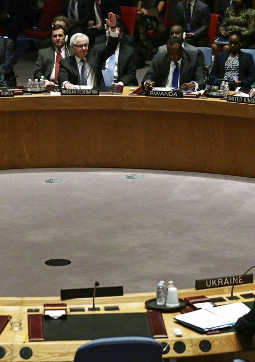 Посол Росії Віталій Чуркін голосує проти резолюції по Україні під час засідання радбезу в штаб-квартирі ООН у Нью-Йорку, США, 15
березня 2014 р.