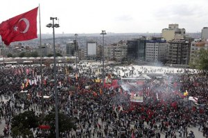 Губернатор Стамбула пожелал оказаться среди протестующих