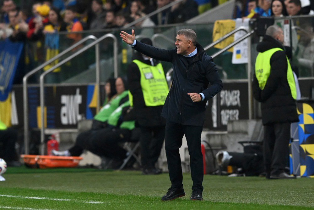 Сергій Ребров підказує підопічним