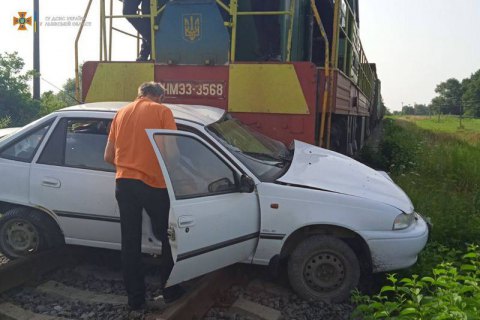 У селі на Львівщині легковий автомобіль попав під поїзд, водійка загинула