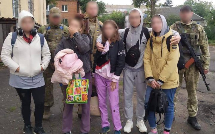 У Харківській області прикордонники визволили пʼятьох підлітків, яких закрили в підвалі росіяни