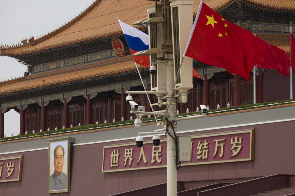 Прапори Китаю та РФ на вулиці Пекіна в день візиту Путіна.