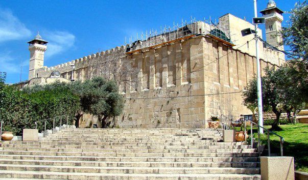 Возведение этого монументального сооружения со стенами высотой 12м принадлежит царю Иудеи — Ироду Великому