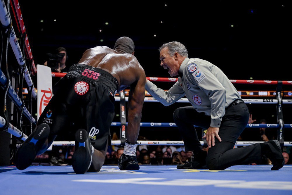 Даніель Дюбуа намагається встати