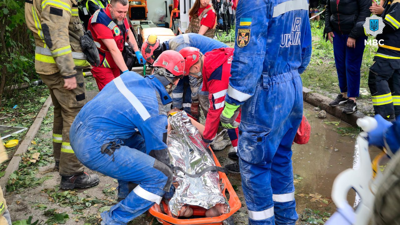 Чоловік, якого дістали з-під завалів, уже отримує медичну допомогу