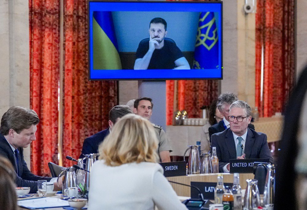 Прем’єр-міністр Великої Британії Кір Стармер (праворуч) і Володимир Зеленський (по відеозв’язку) беруть участь у саміті лідерів
Об’єднаних експедиційних сил (JEF) із питань безпеки в Осло (Норвегія), 9 травня 2025 року.
