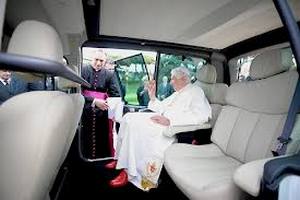 Бенедикт XVI пересів на французькі автомобілі