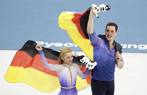 Алёна Савченко и Бруно Массо из Германии празднуют победу, 15 февраля 2018 года.