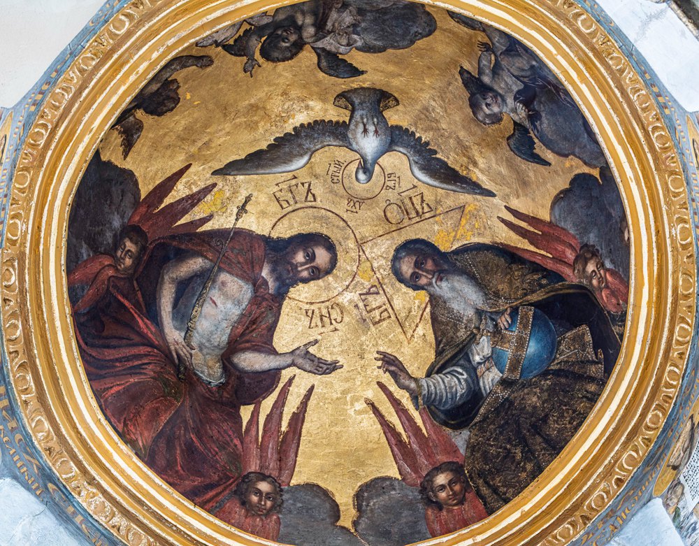 Трійця на куполі храму