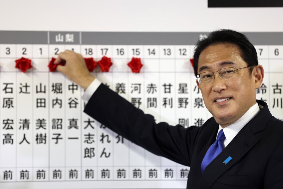Прем'єр-міністр Японії і лідер правлячої Ліберально-демократичної партії Фуміо Кісіда під час пресконференції в день виборів в
штаб-квартирі партії, Токіо, 31 жовтня 2021 р.