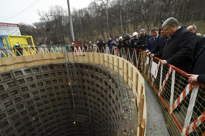  Президент Украины Петр Порошенко на строительстве станции метрополитена до Виноградаря.