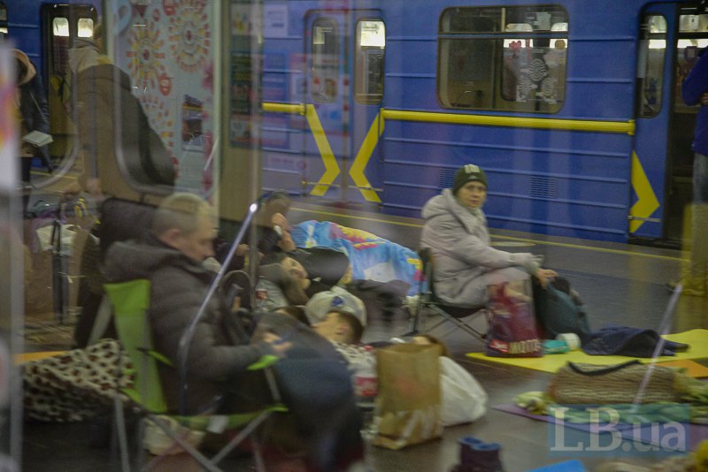 Кияни в метро під час обстрілів міста