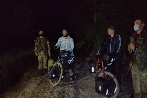 Двоє велосипедистів з Німеччини незаконно перетнули кордон, бо думали, що Україна в ЄС