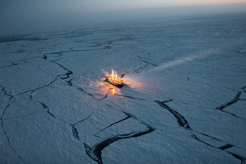 Норвежское научно-исследовательское судно &quot;Ланс&quot; дрейфовало в течение пяти месяцев, изучая изменения состояния
морского льда.