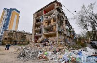 «Осколки ракети впеклися в килим»: як українці живуть у пошкоджених квартирах і що буде з житлом в Україні далі