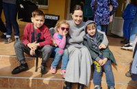 Джоли во Львовской области навестила пострадавших от ракетного удара по вокзалу в Краматорске детей