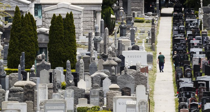 Вашингтонское кладбище в Бруклине, Нью-Йорк, США, 19 мая 2020.