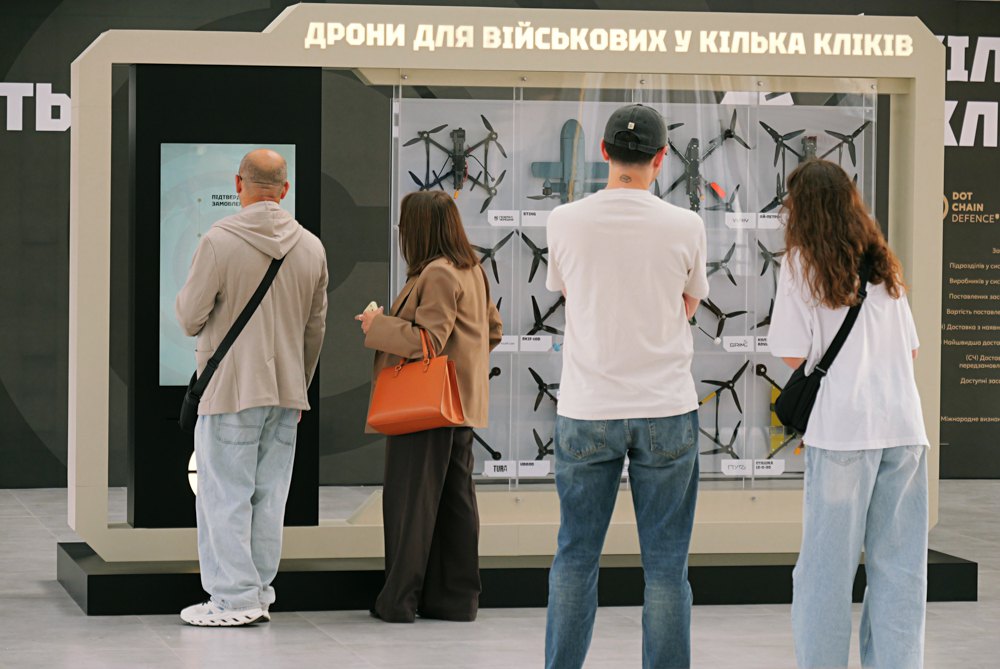 інтерактивна інсталяція військового маркетплейсу DOT-Chain Defence з дронами та сувенірними картами в Києві
