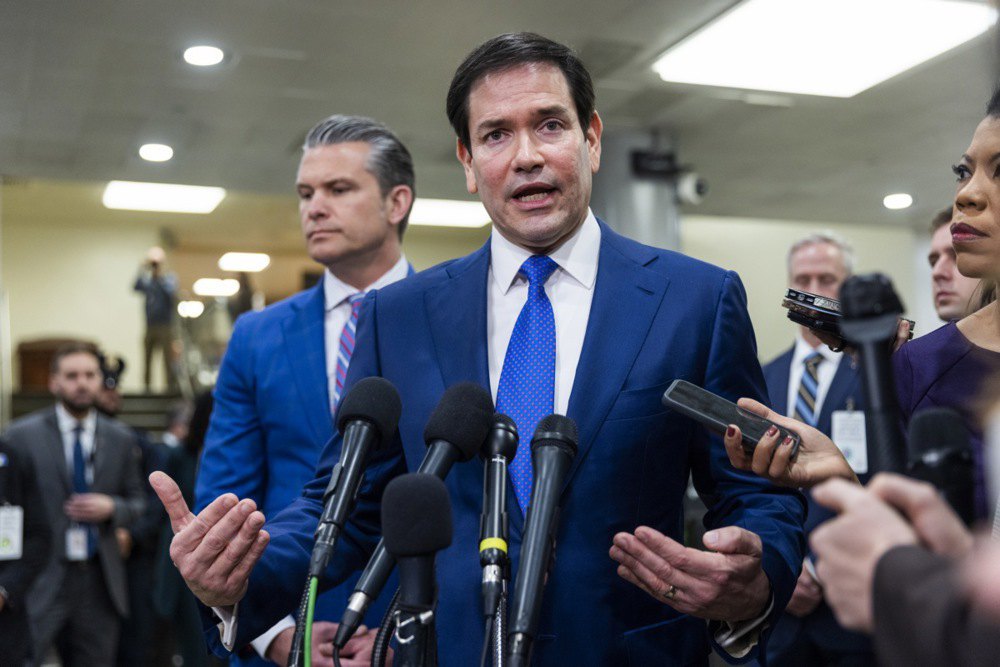 Державний секретар США Марко Рубіо (в центрі) разом з міністром оборони Пітом Хегсетом (ліворуч) спілкується з журналістами
після брифінгу для сенаторів США про захоплення президента Венесуели Ніколаса Мадуро, Вашингтон, 7 січня 2026 року.