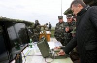 Янукович запустил противотанковые ракеты на учениях