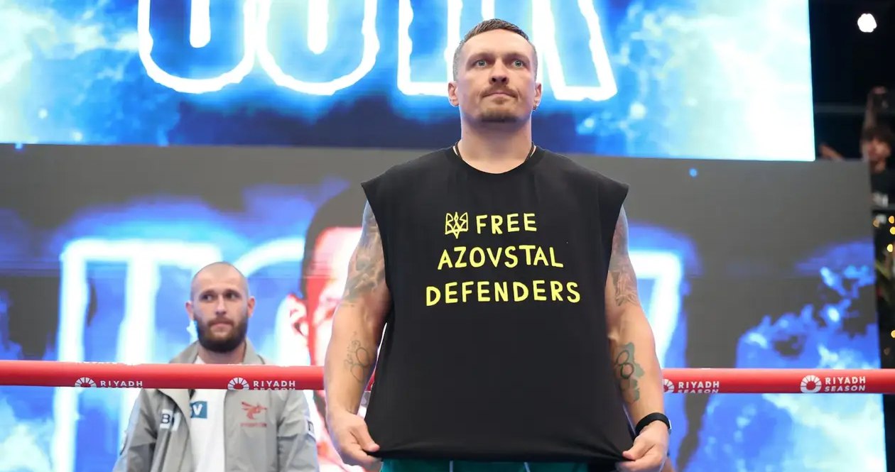 Усик на відкритому тренуванні в Лондоні вдягнув футболку <i>Free Azovstal defenders</i>