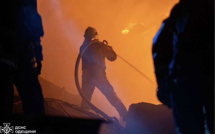 Нічну атаку на Одесу ворог влаштував у кілька хвиль. Пошкоджено будинки та інфраструктуру