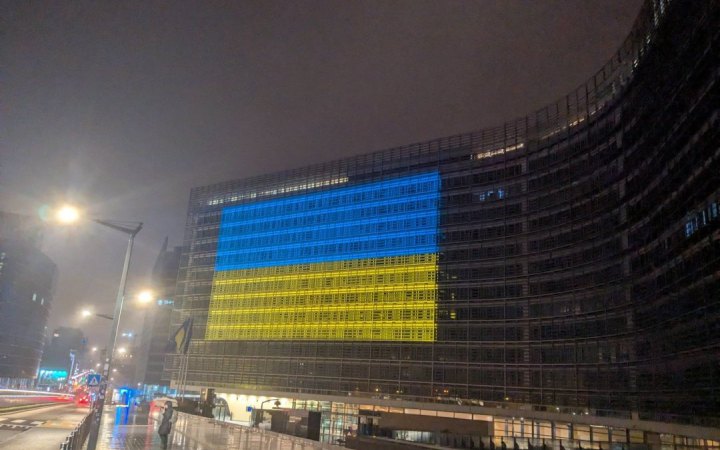 Євроквартал Брюсселя до річниці початку російського вторгнення підсвітили кольорами українського прапора