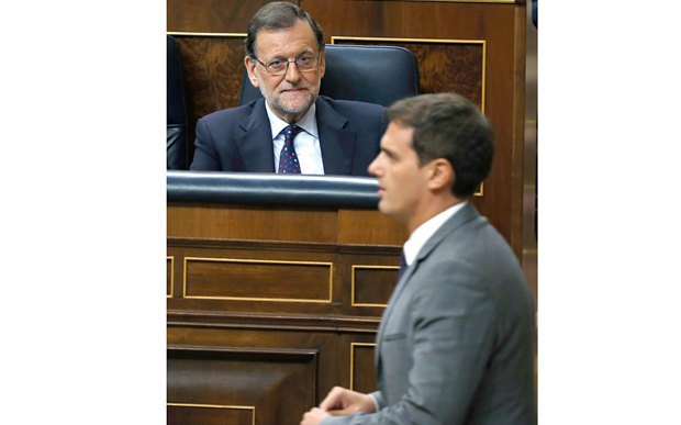 Испанский действующий премьер-министр и лидер Народной партии (PP) Мариано Рахой (вверху) и лидер партии Ciudadanos (Граждане)
Альберт Ривера, во время дискуссии инвеституры в нижней палате парламента в Мадриде, Испания, 02 сентября 2016 года.