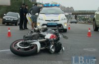 В Киеве на Южном мосту женщина за рулем Toyota сбила мотоциклиста