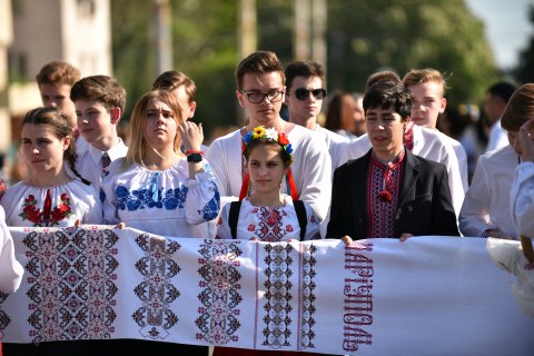 Мариуполь отметил День вышиванки парадом