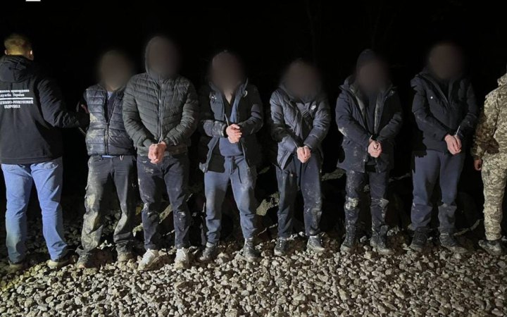 Поблизу кордону з Угорщиною затримали іноземця-провідника з 5 ухилянтами