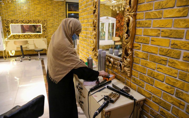 Наступного тижня в Афганістані заборонять роботу жіночих салонів краси