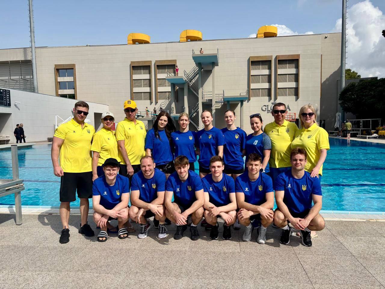 Збірна України зі стрибків у воду. Олексій Середа знизу ліворуч