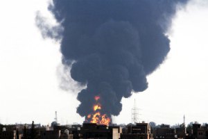 Пожар на нефтехранилище в Триполи вышел из-под контроля