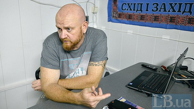 Руслан Кидалов в своем центре бытовых услуг АТОШКА