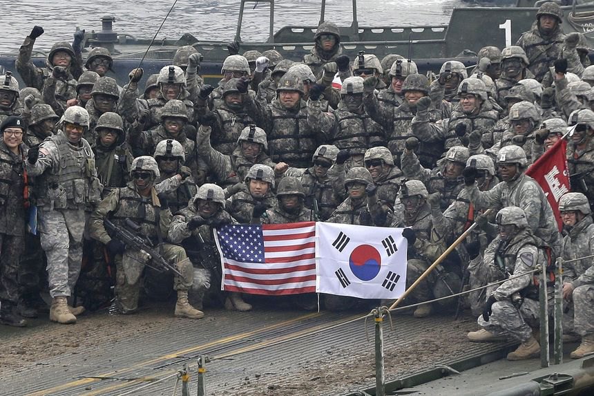 Солдати армії США та Південної Кореї на наплавному мосту на річці Хантан під час спільних військових навчань, 2015 р.