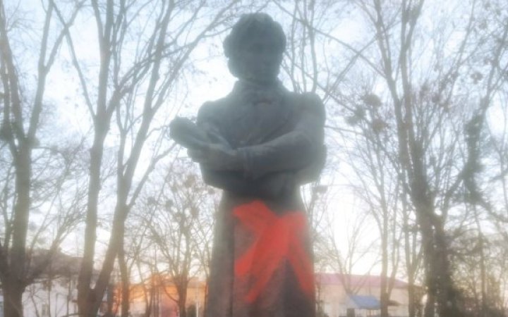 У Черкаській області червоною фарбою замалювали пам'ятник Пушкіну