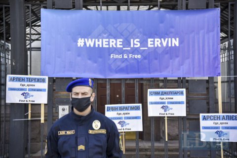 У Києві біля посольства РФ провели 50-ту акцію з вимогою розслідувати зникнення кримчан 