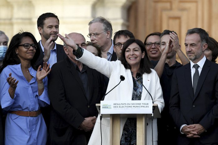 Чинний мер Парижа Анн Ідальго святкує з прихильниками перемогу у другому турі муніципальних виборів, Париж, 28 червня 2020 .