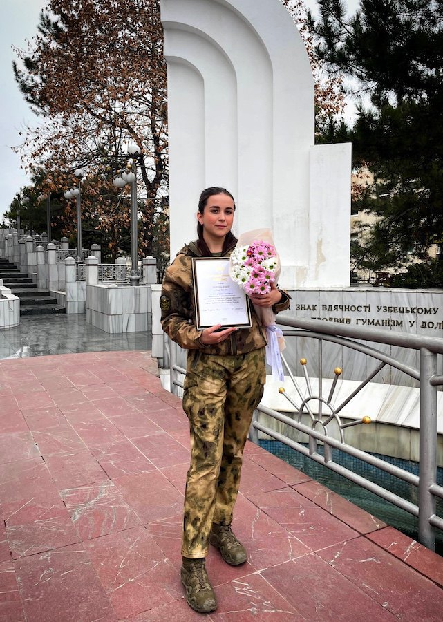 Аліна Нікішаєва, керівниця ВПК «Батальойн Форпост» з листом-подякою від окупаційного «глави Республіки Крим» Аксьонова