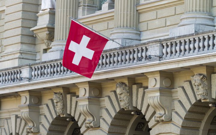 Швейцарія призупиняє обмін податковою інформацією з Росією
