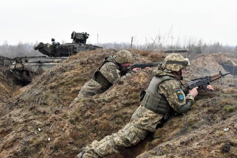 Двоє бійців ЗСУ дістали осколкові поранення внаслідок ворожого обстрілу на Донбасі